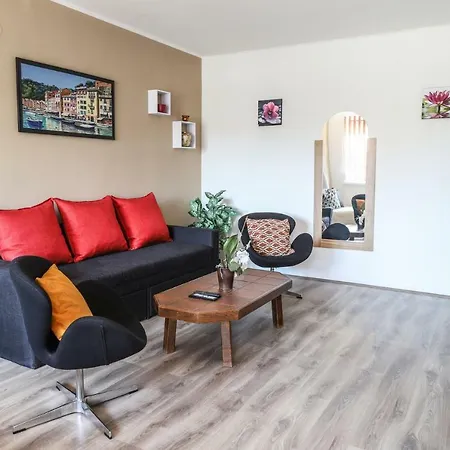 Erika Apartman *